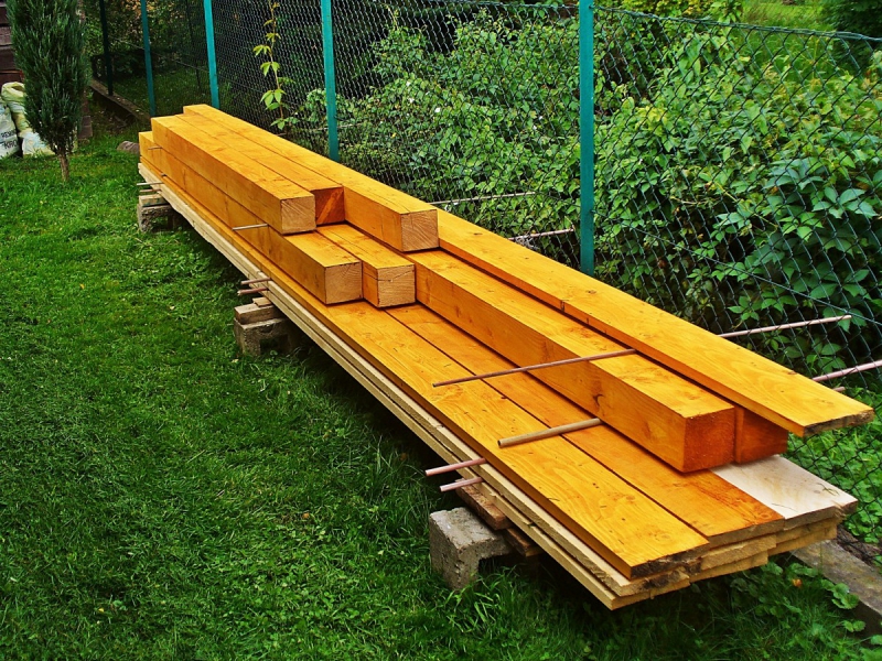 menuisier-RAMATUELLE-min_boards_the_rafters_joinery_tree_painting_wood_colored_paint-871508