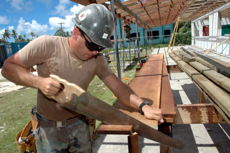 menuisier-RAMATUELLE-min_worker_construction_building_carpenter_male_job_build_helmet-893290